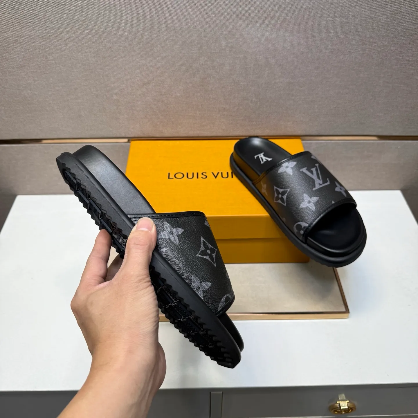 ⬛️Men's shoes 💰p320 [LV～] Men's casual slippers 2025z cabinet sales simultaneously 🔶Size: 38-44 #️⃣ 🔷3 colors🔜The upper is made of multi-material splicing ➕Genuine leather lining, comfortable and breathable, sole: original comfortable and wear-resistant outsole, ⚠️real thing📱photographed🎬real thing is better📢📢📢